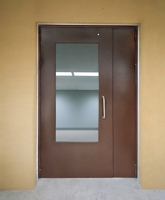 Дверь с большим стеклом