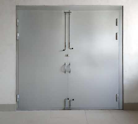 Стальные серые ворота