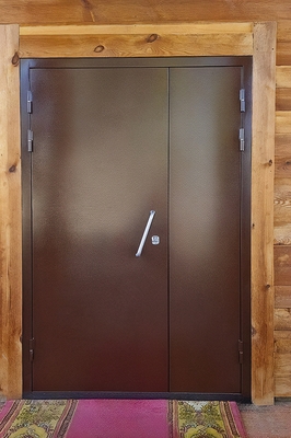 Полуторная коричневая дверь