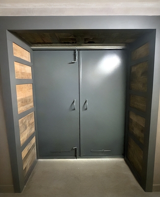 Двустворчатая серая дверь