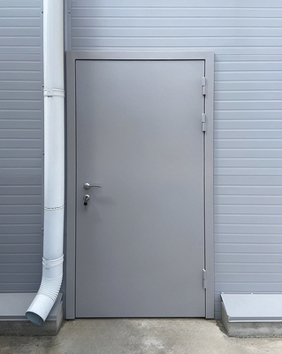 Металлическая серая дверь Металлическая серая дверь