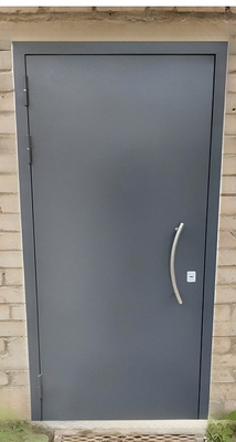 Дверь с ручкой-скобой Дверь с ручкой-скобой