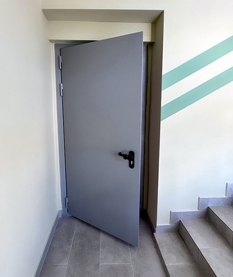 Серая дверь на этаже