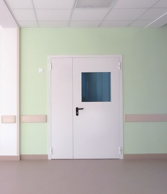 Белая дверь с остеклением