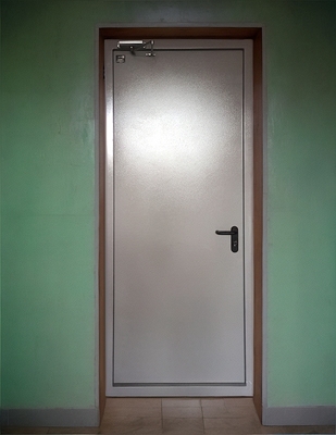 Дверь с доводчиком