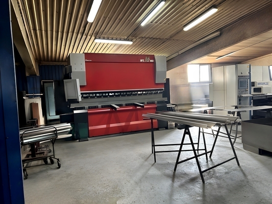 Гибочный пресс Amada в работе